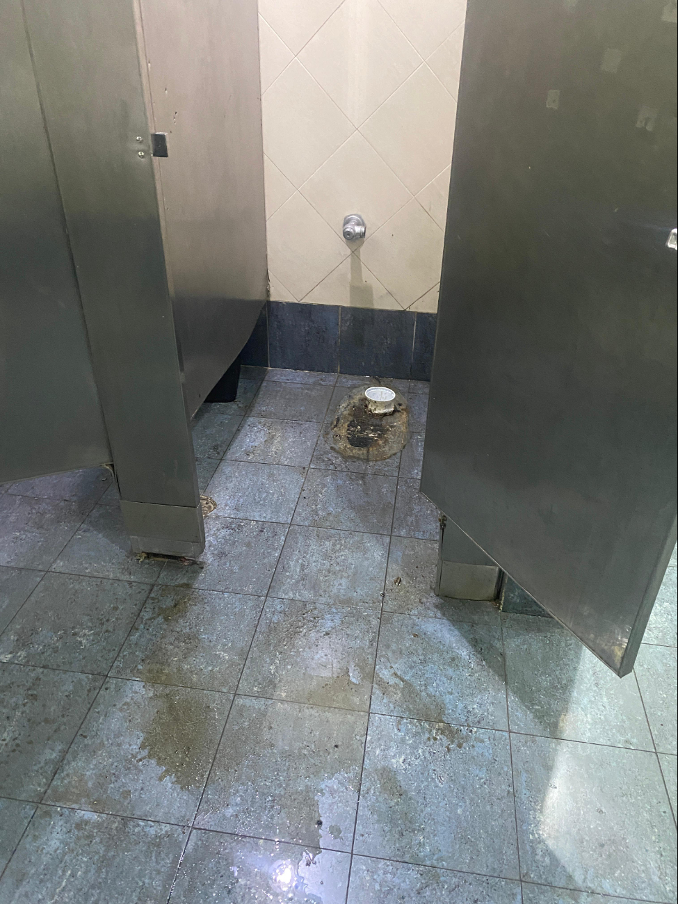 El baño fue clausurado tras descubrirse la desaparición del retrete, dejando solo huellas en el suelo. El baño fue clausurado tras descubrirse la desaparición del retrete, dejando solo huellas en el suelo.