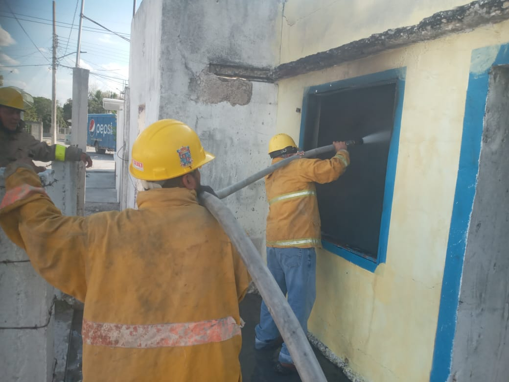 Fuego arrasa con una casa deshabitada en Champotón; incendio habría sido provocado