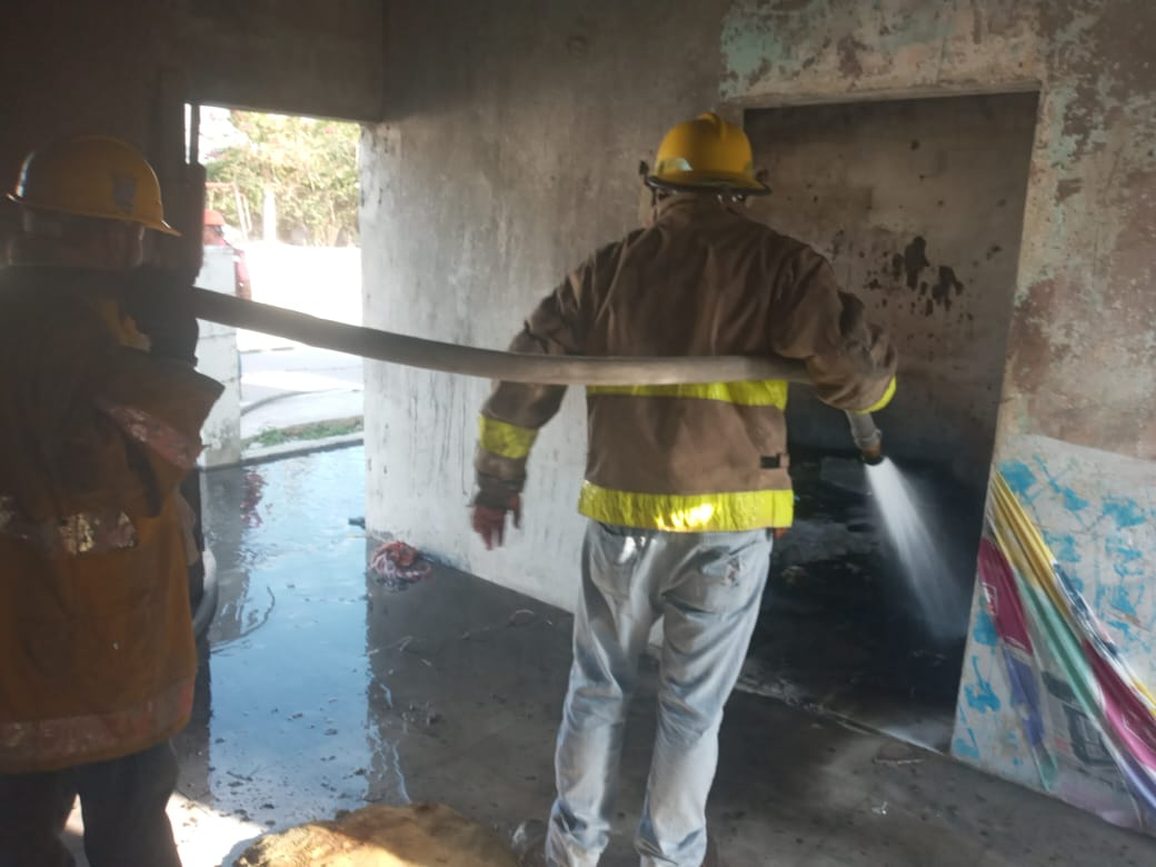Fuego arrasa con muebles de casa abandonada en Champotón Fuego arrasa con muebles de casa abandonada en Champotón