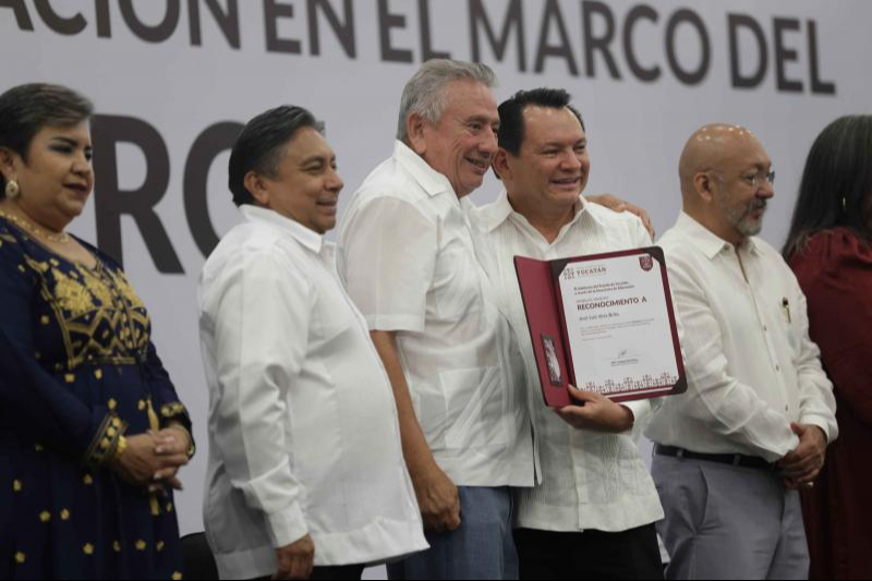 Joaquín Díaz Mena resaltó que el magisterio es el cambio profundo para Yucatán