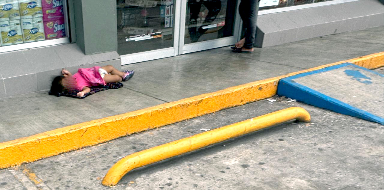 La madre abría las puertas del Oxxo a cambio de monedas, mientras la niña dormía en el suelo, bajo el intenso calor
