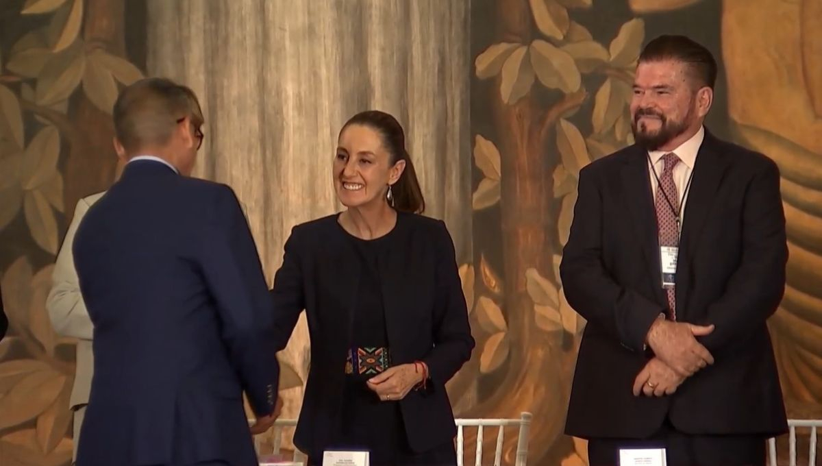 La presidenta Claudia Sheinbaum entregó cndecoraciónes a docentes, por años de servicio en la celebración del Día del Maestro La presidenta Claudia Sheinbaum entregó cndecoraciónes a docentes, por años de servicio en la celebración del Día del Maestro