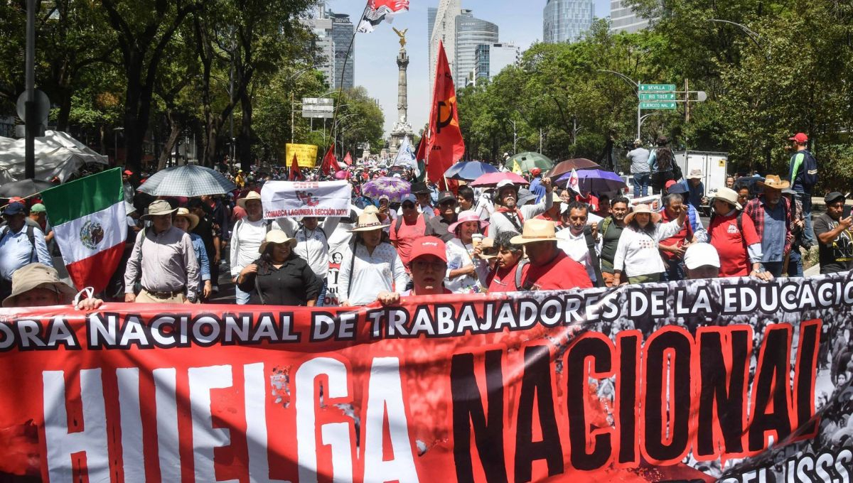 CNTE instala plantón y marcha al Zócalo en Día del Maestro; exigen aumento salarial y abrogación del ISSSTE
