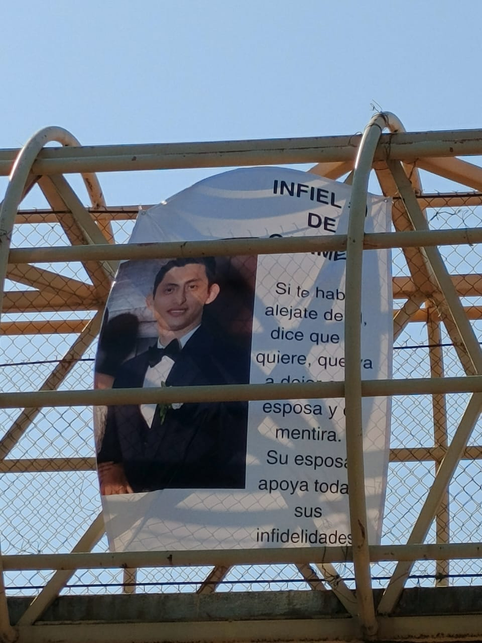 Lona con acusaciones personales sorprende en puente de Isla de Tris