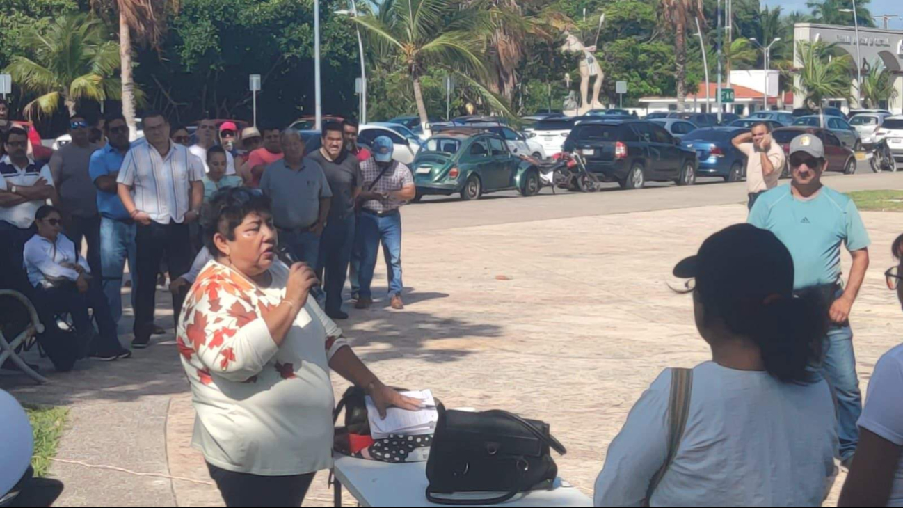 Profesores se concentraron en la explanada de la bandera en la capital del estado Profesores se concentraron en la explanada de la bandera en la capital del estado