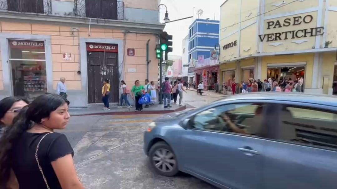Un ciudadana puso en duda el funcionamiento de los semáforos peatonales del centro de Mérida Un ciudadana puso en duda el funcionamiento de los semáforos peatonales del centro de Mérida