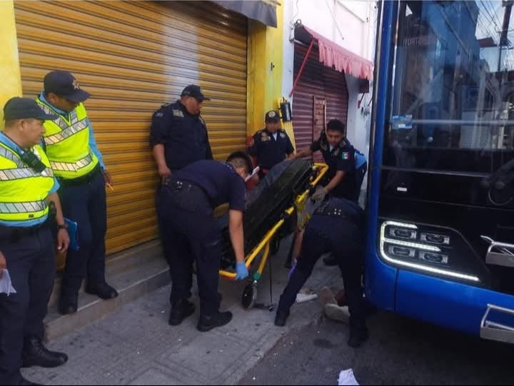 Un hombre trastabilla en la acera y cae al paso de un autobús en la calle 61 con 71 del Centro Un hombre trastabilla en la acera y cae al paso de un autobús en la calle 61 con 71 del Centro