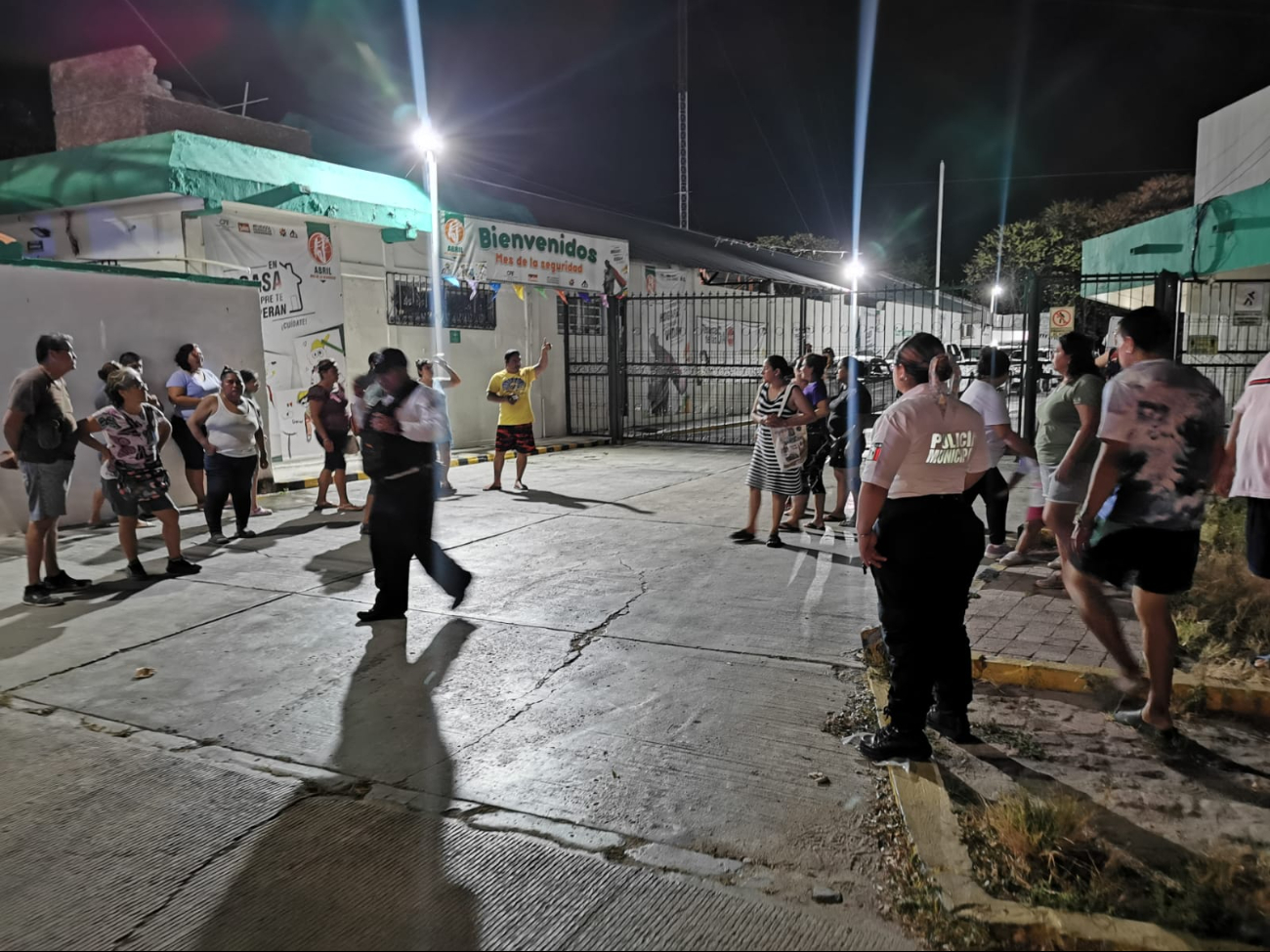 Vecinos de Carmen se organizan contra apagones y presionan a CFE Vecinos de Carmen se organizan contra apagones y presionan a CFE