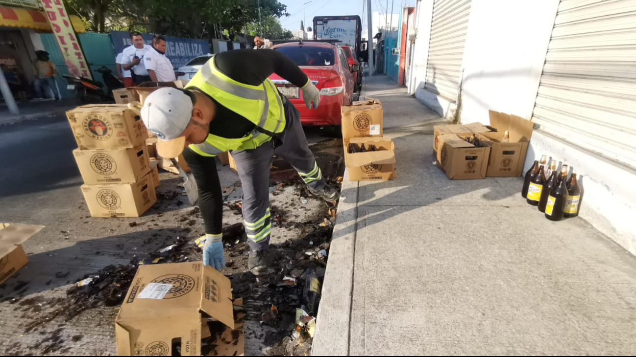 Vidrios rotos y cartones esparcidos causaron caos vial y daños menores a dos vehículos. Vidrios rotos y cartones esparcidos causaron caos vial y daños menores a dos vehículos.