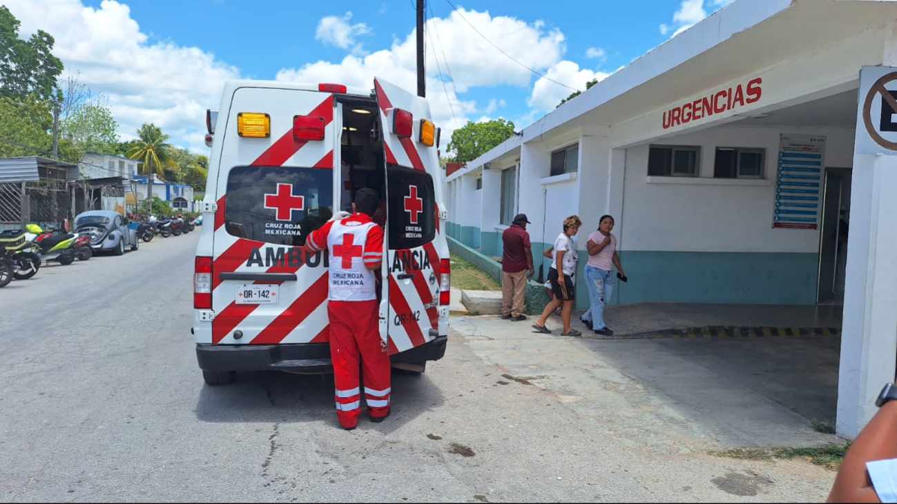 Hombre termina hospitalizado tras caer de un poste de luz en la comunidad de Señor de Felipe Carrillo Puerto 