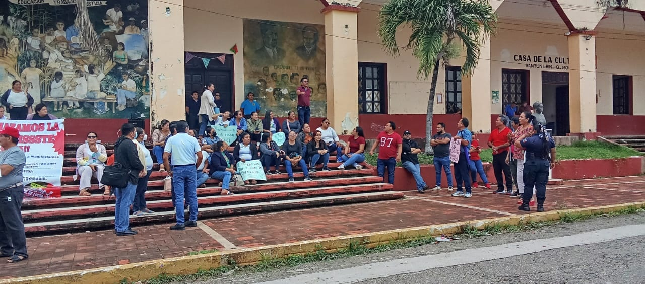En la cabecera de Lázaro Cárdenas, algunos participaron en el homenaje a su profesión En la cabecera de Lázaro Cárdenas, algunos participaron en el homenaje a su profesión