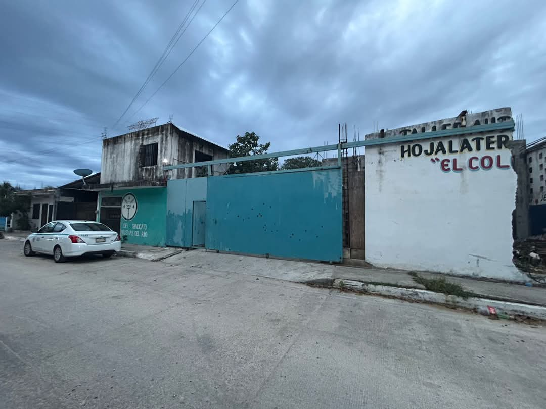 Elementos de la FGR catean taller mecánico que fue baleado en  Playa del Carmen