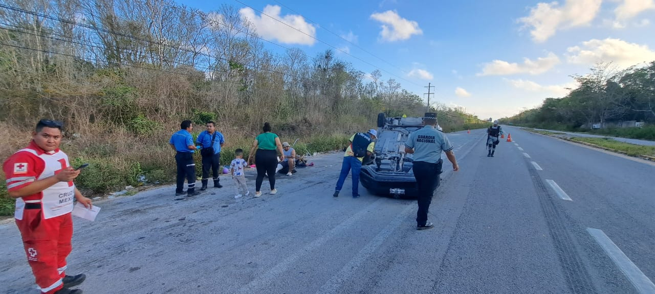 Viaje familiar termina trágicamente: Accidente en carretera federal 307 deja tres personas lesionadas y una mascota sin vida