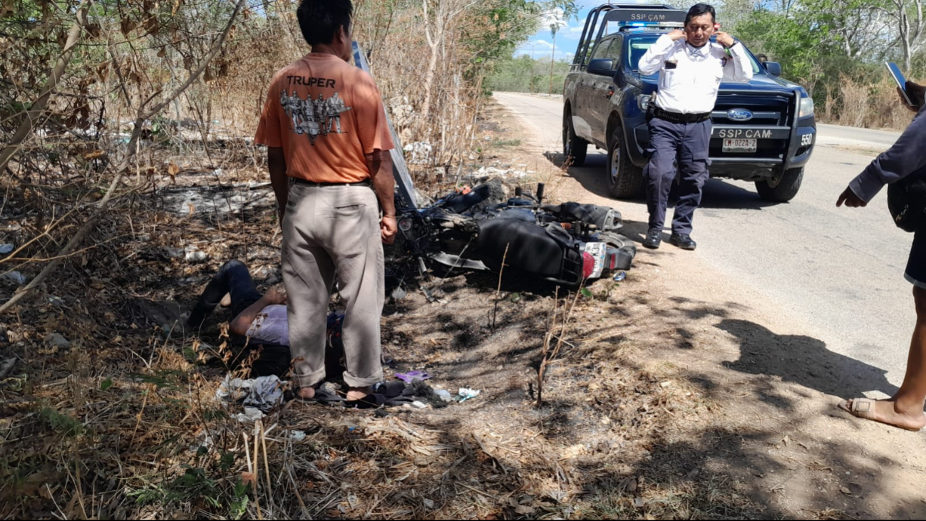 Motociclista se estrella contra un espectacular tras ser sacado de la carretera por un vehículo desconocido.