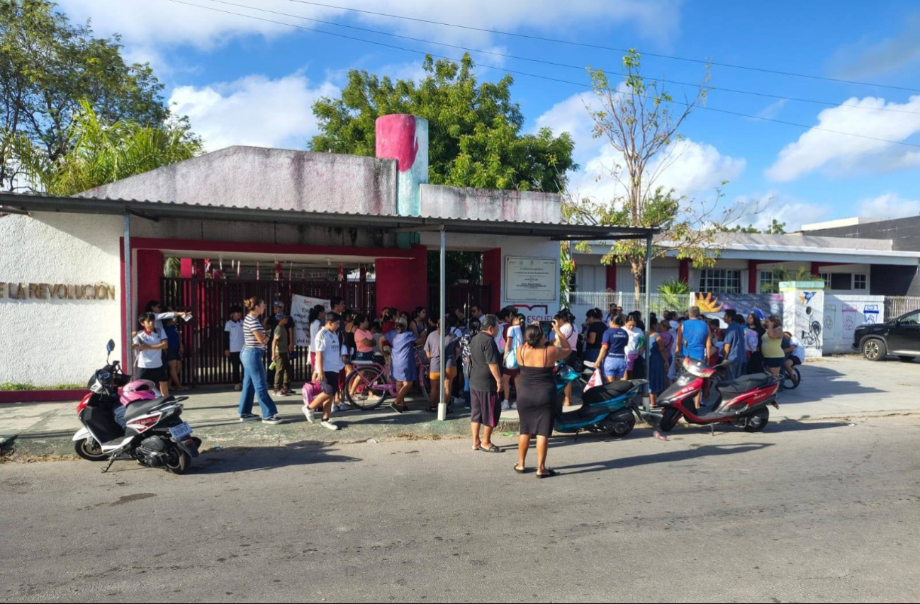 Con candados, el director de una escuela primaria en Chetumal, intentó bloquear el acceso a maestros y alumnos al plantel