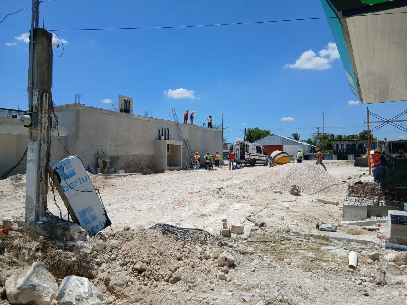 Posiblemente el calor o un descuido provocaron la caída. Posiblemente el calor o un descuido provocaron la caída.