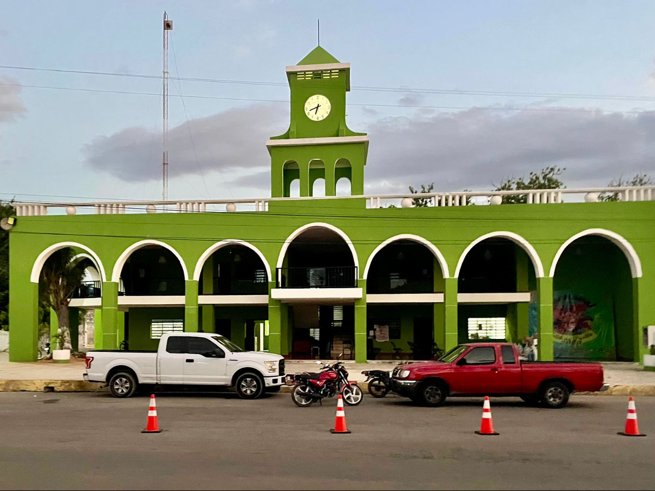 Protección Civil se da la tarea de combatir enjambres que estaban en predios, el parque y el Palacio Protección Civil se da la tarea de combatir enjambres que estaban en predios, el parque y el Palacio