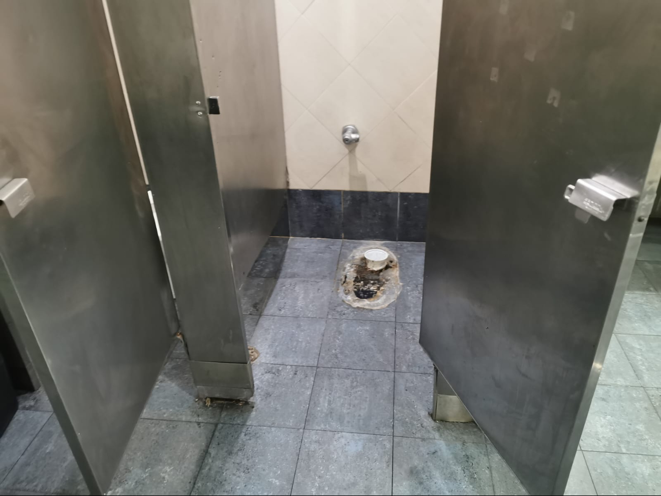 ¿Y el baño que culpa se tiene?, en Ciudad del Carmen malhechores se llevan hasta el inodoro de una plaza comercial