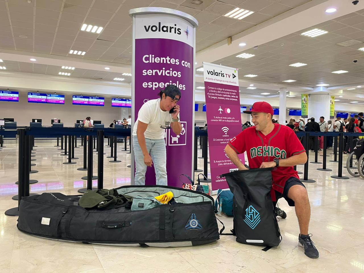Sus tablas de surf lograron llamar la atención de otros viajeros Sus tablas de surf lograron llamar la atención de otros viajeros