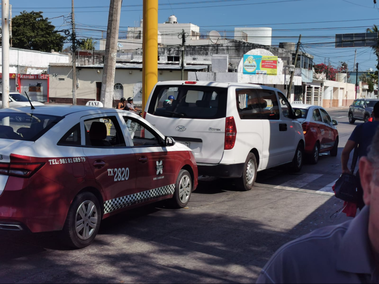 Taxistas bloquean van por operar sin permiso en Tecolutla Taxistas bloquean van por operar sin permiso en Tecolutla