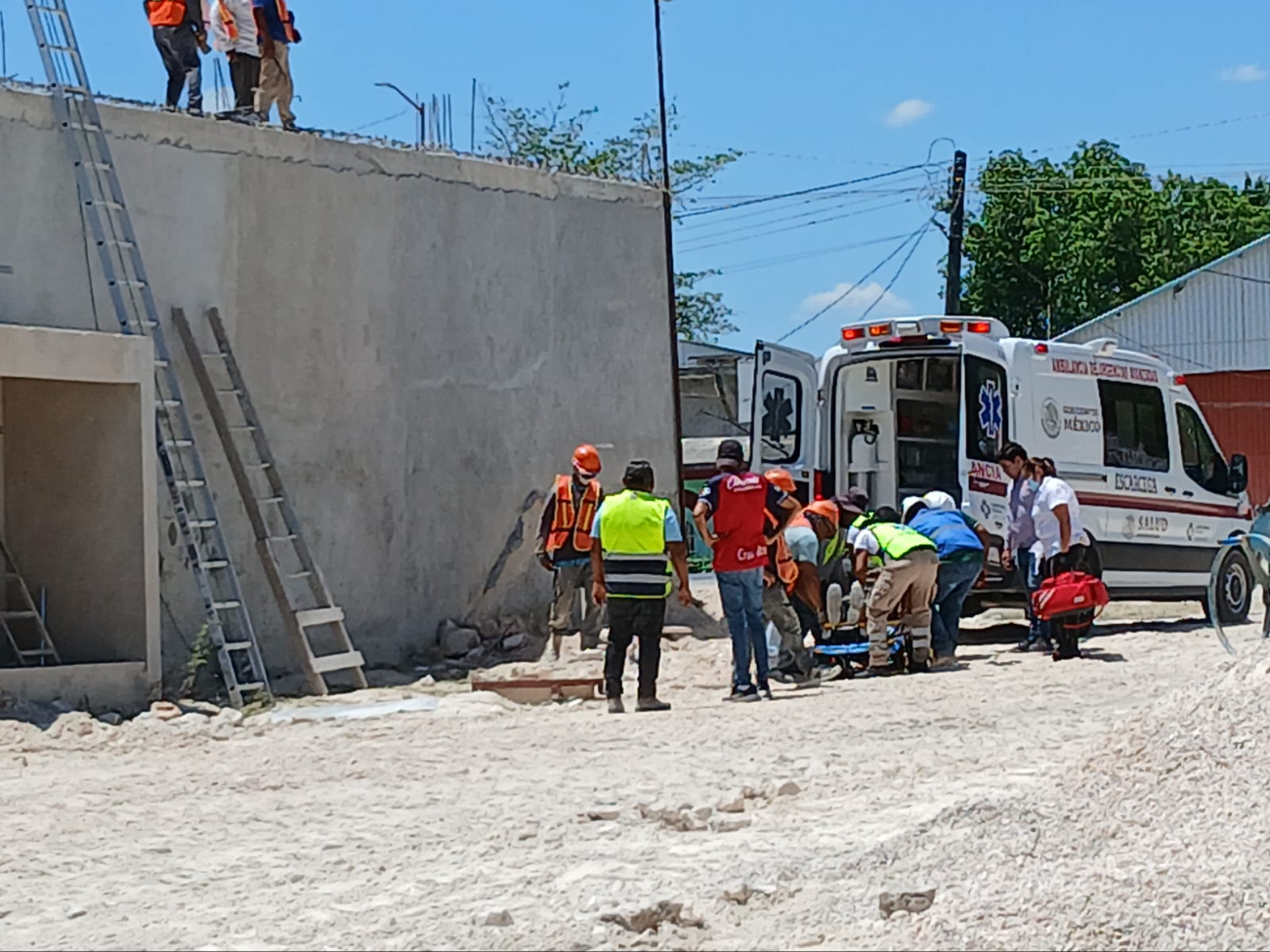 Trabajador cae de cinco metros en construcción y resulta gravemente herido en Escárcega