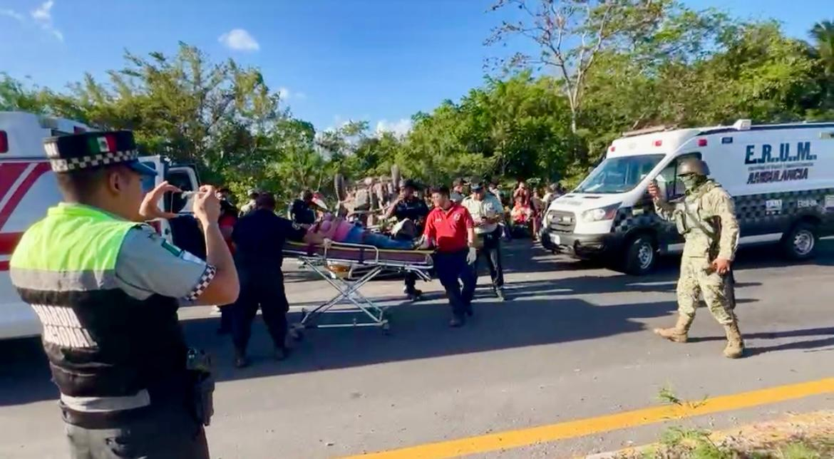 Unidades de transporte médico se hicieron a la escena para el traslado de los lesionados. Unidades de transporte médico se hicieron a la escena para el traslado de los lesionados.