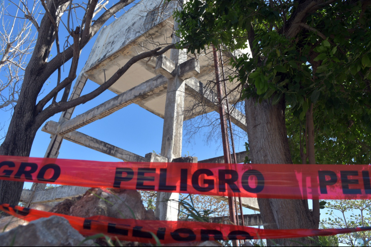 Tanque de agua en ruinas pone en riesgo a familias de Colonial Campeche; autoridades ignoran el llamado