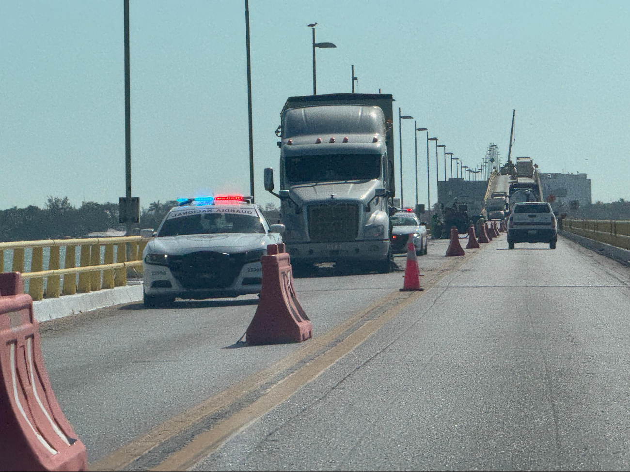 Aparatoso choque de tráileres en el Puente Zacatal causa caos vehicular y daños materiales Aparatoso choque de tráileres en el Puente Zacatal causa caos vehicular y daños materiales