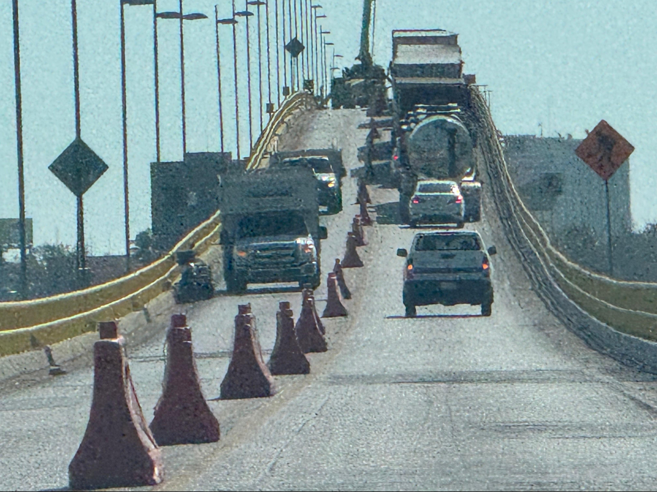 Aparatoso choque de tráileres en el Puente Zacatal causa caos vehicular y daños materiales Aparatoso choque de tráileres en el Puente Zacatal causa caos vehicular y daños materiales