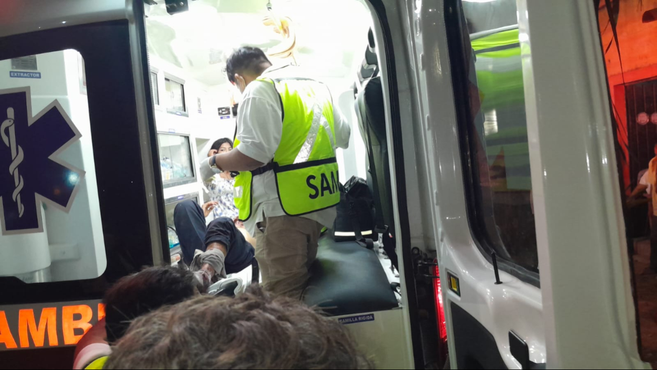El auxilio médico tardó casi una hora en llegar. El auxilio médico tardó casi una hora en llegar.