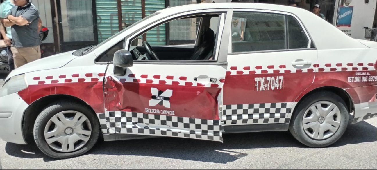 El taxi sufrió daños importantes en uno de los costados.