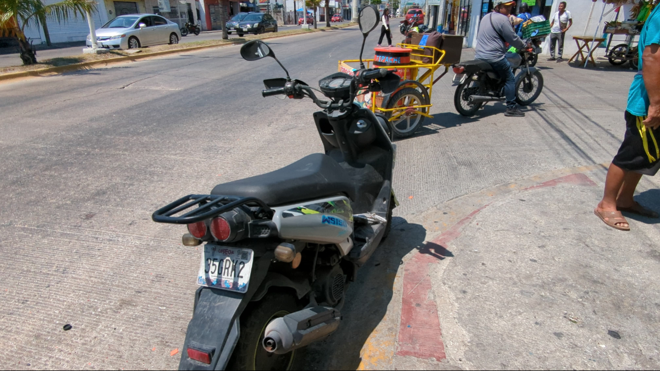Joven motociclista resulta lesionado tras evitar atropellar a peatón imprudente en la colonia Benito Juárez Joven motociclista resulta lesionado tras evitar atropellar a peatón imprudente en la colonia Benito Juárez