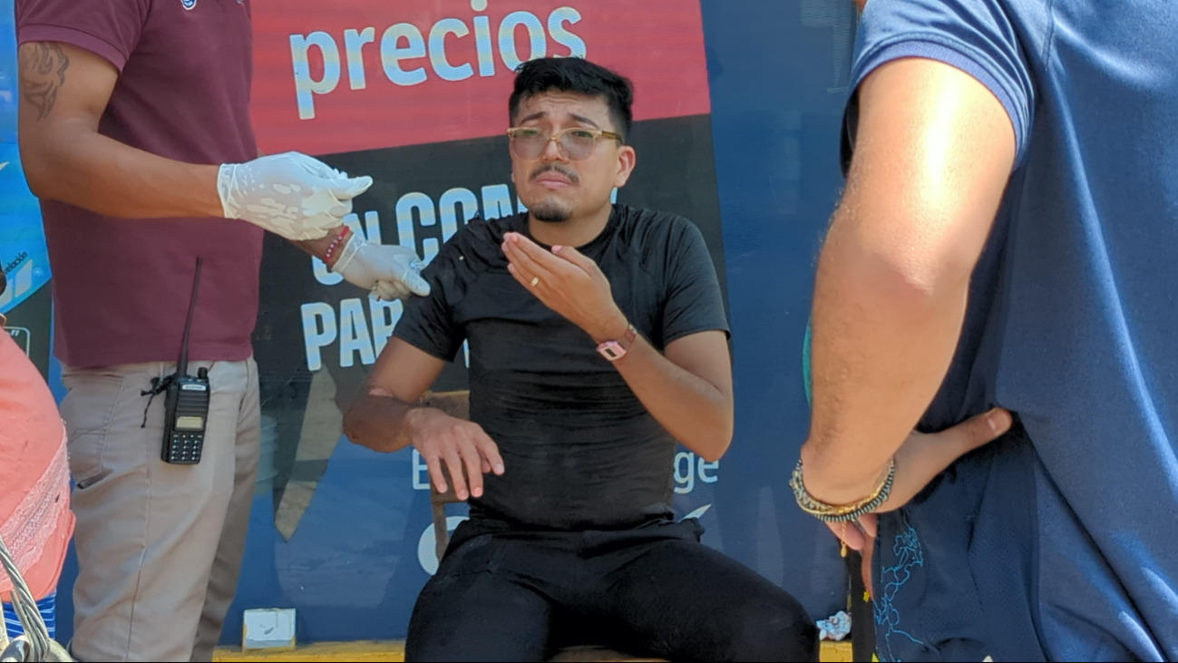 Joven motociclista resulta lesionado tras evitar atropellar a peatón imprudente en la colonia Benito Juárez Joven motociclista resulta lesionado tras evitar atropellar a peatón imprudente en la colonia Benito Juárez