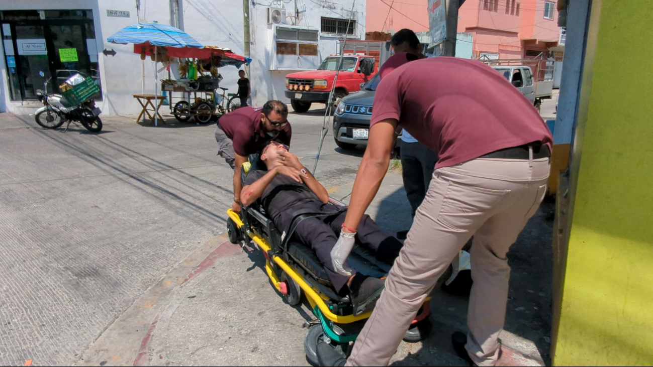 Joven motociclista resulta lesionado tras evitar atropellar a peatón imprudente en la colonia Benito Juárez