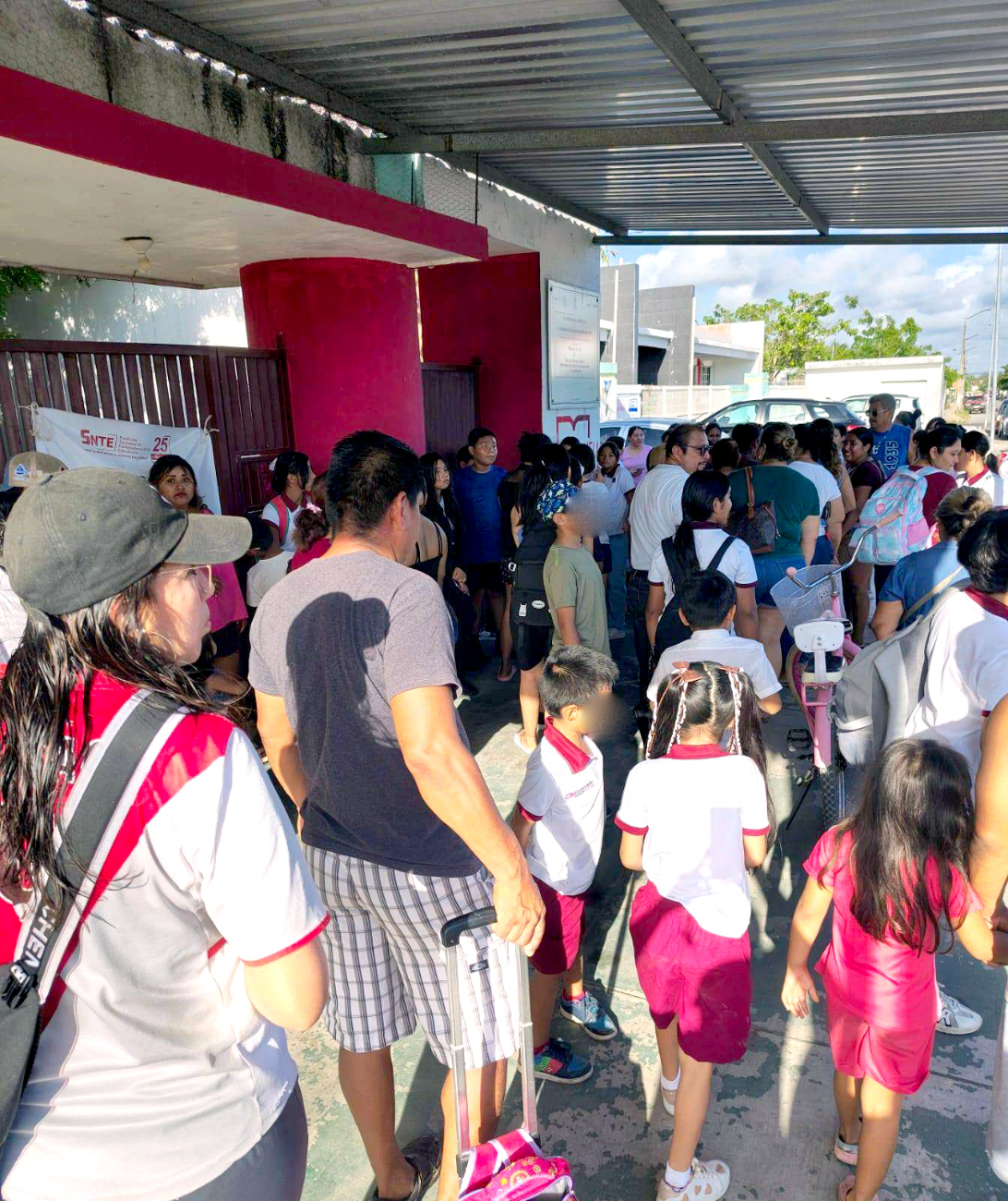 Padres exigen sanciones y despidos para maestros que no trabajan. Padres exigen sanciones y despidos para maestros que no trabajan.