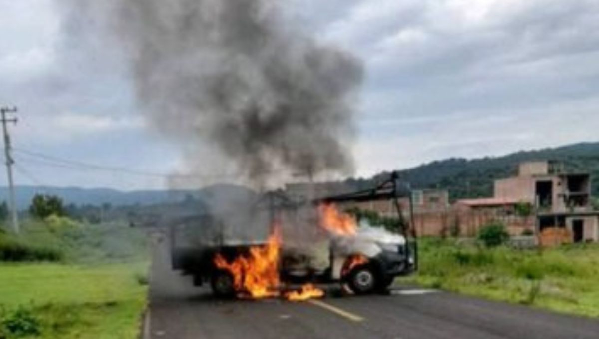 Violento enfrentamiento entre CJNG y La Familia Michoacana paraliza carreteras en Michoacán por bloqueos e incendios