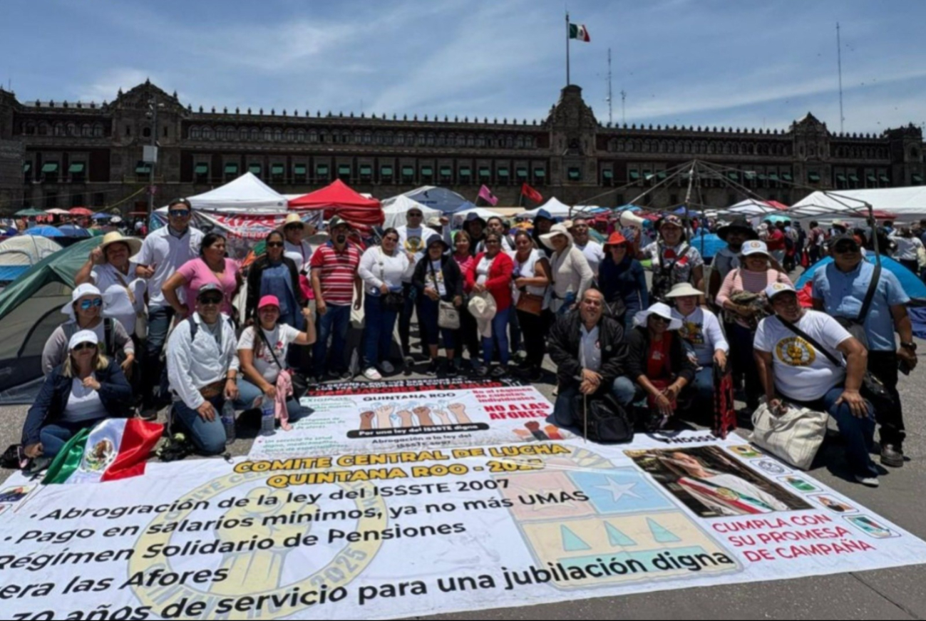 Algunos docentes viajaron a la CDMX para la megamarcha del Día del Maestro.