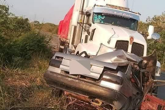 El auto en el que viajaban se impactó de frente contra un tráiler en Chiapas. El auto en el que viajaban se impactó de frente contra un tráiler en Chiapas.