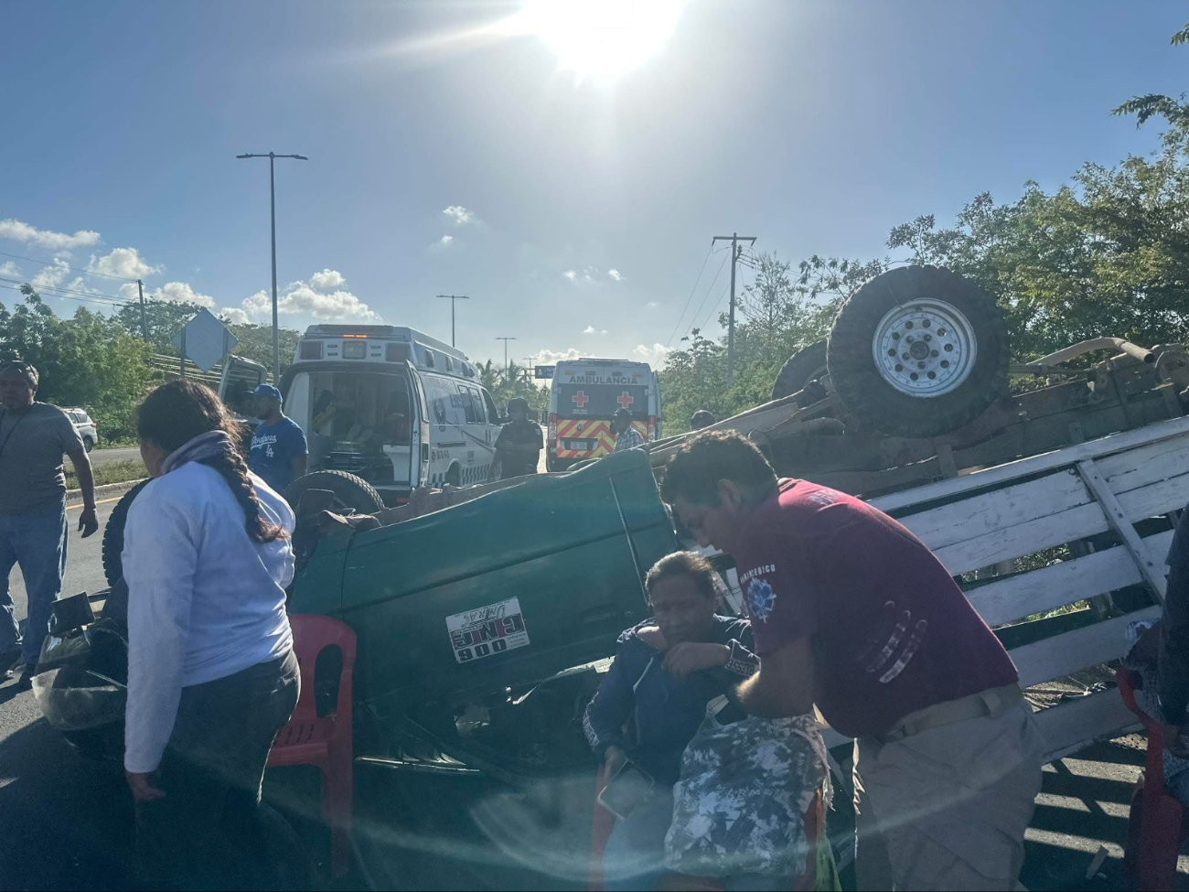 Fallece uno de los lesionados en volcadura a la entrada de Chetumal