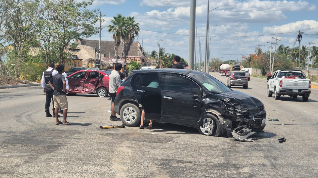 Intento de incorporación termina en fuerte accidente en el malecón de Champotón Intento de incorporación termina en fuerte accidente en el malecón de Champotón