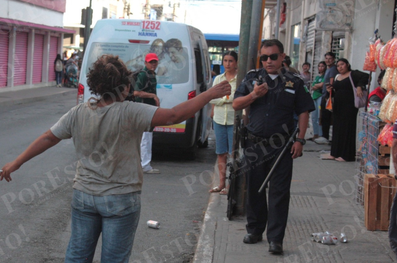 La mujer provocó caos en el centro histórico de Mérida y agredió a policías. La mujer provocó caos en el centro histórico de Mérida y agredió a policías.