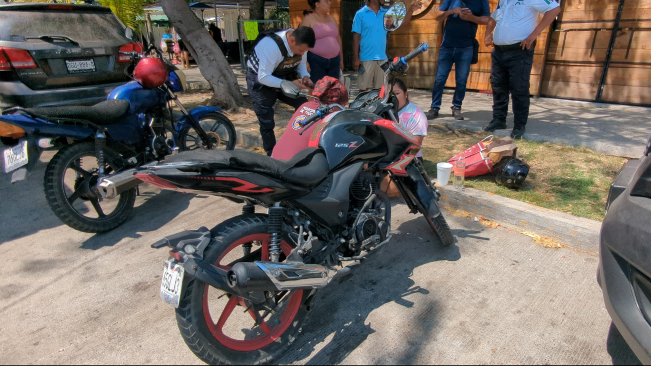 La pareja de motociclistas terminó con algunas lesiones y fue valorada en el lugar. La pareja de motociclistas terminó con algunas lesiones y fue valorada en el lugar.