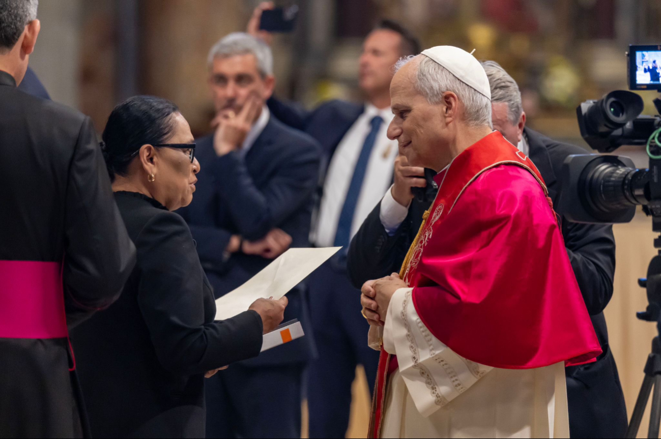 Rosa Icela Rodríguez entrega invitación al Papa León XIV para visitar México