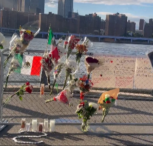 Las personas que rindieron homenaje a los marinos dejaron mensajes, flores y veladoras. Las personas que rindieron homenaje a los marinos dejaron mensajes, flores y veladoras.