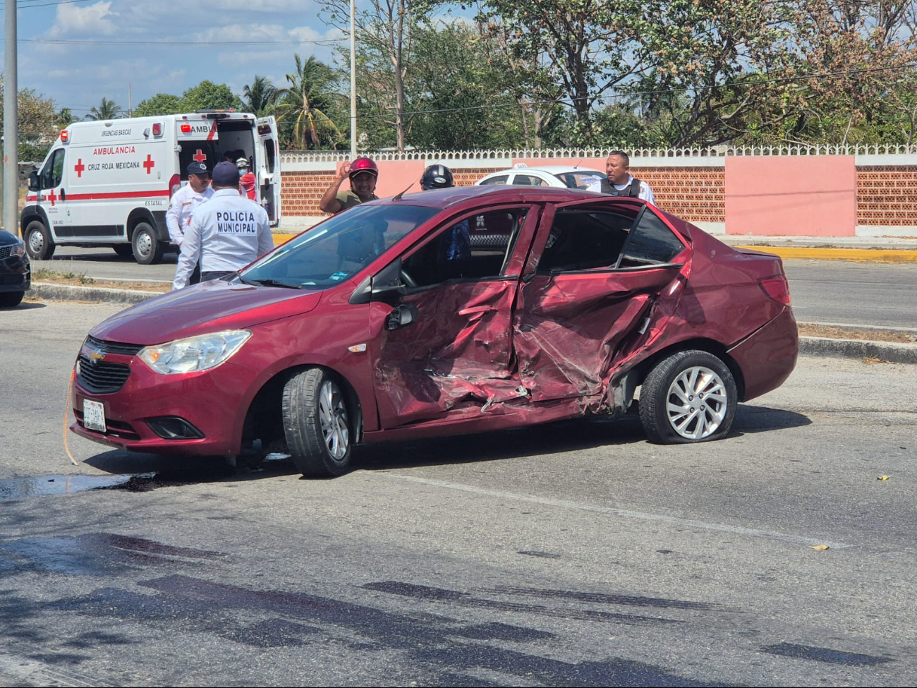Tres lesionados y cuantiosos daños en choque vehicular en Champotón Tres lesionados y cuantiosos daños en choque vehicular en Champotón