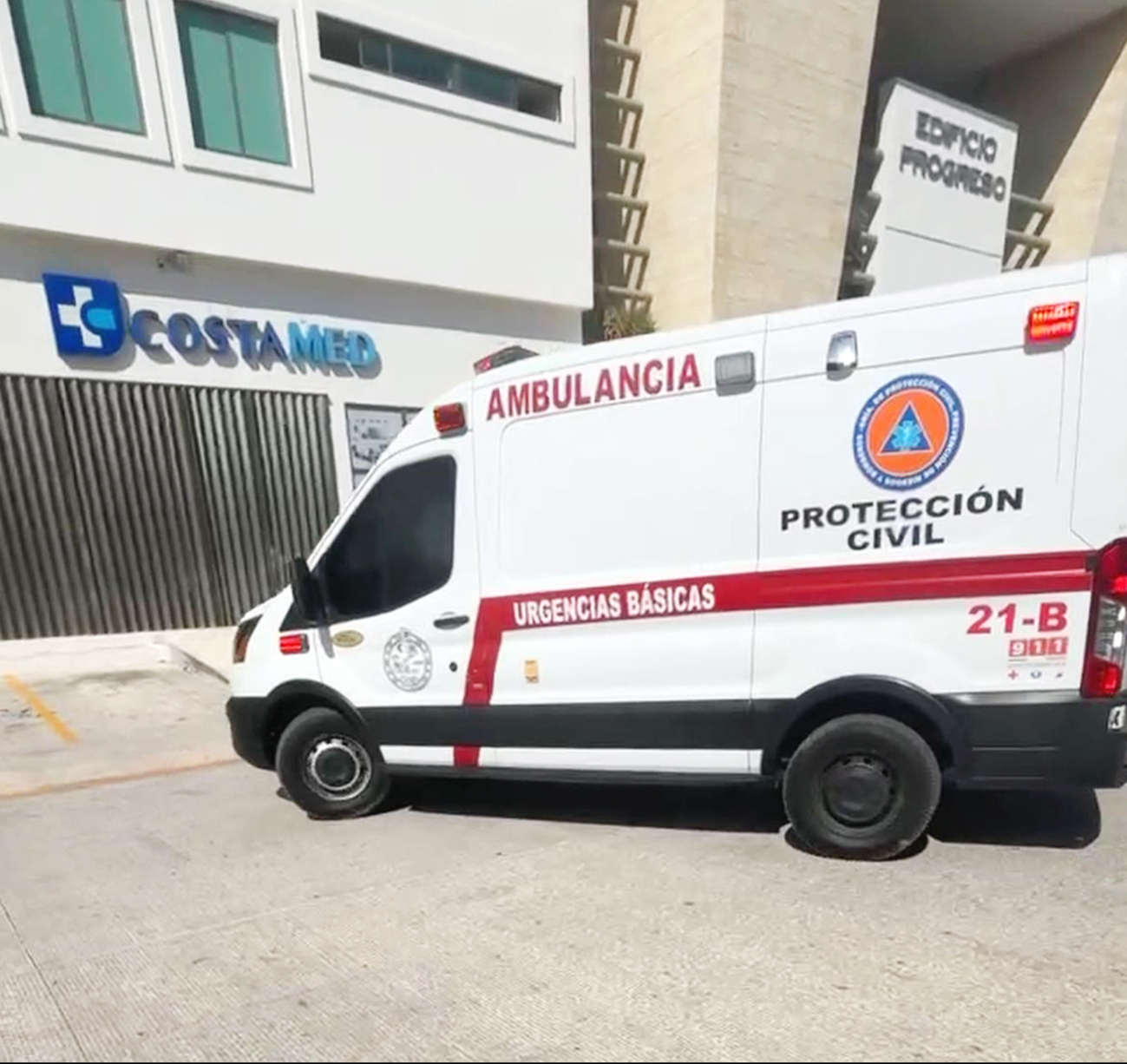 Aunque el hombre explicó que su dinero y documentos estaba con su novia, fue echado a la calle Aunque el hombre explicó que su dinero y documentos estaba con su novia, fue echado a la calle