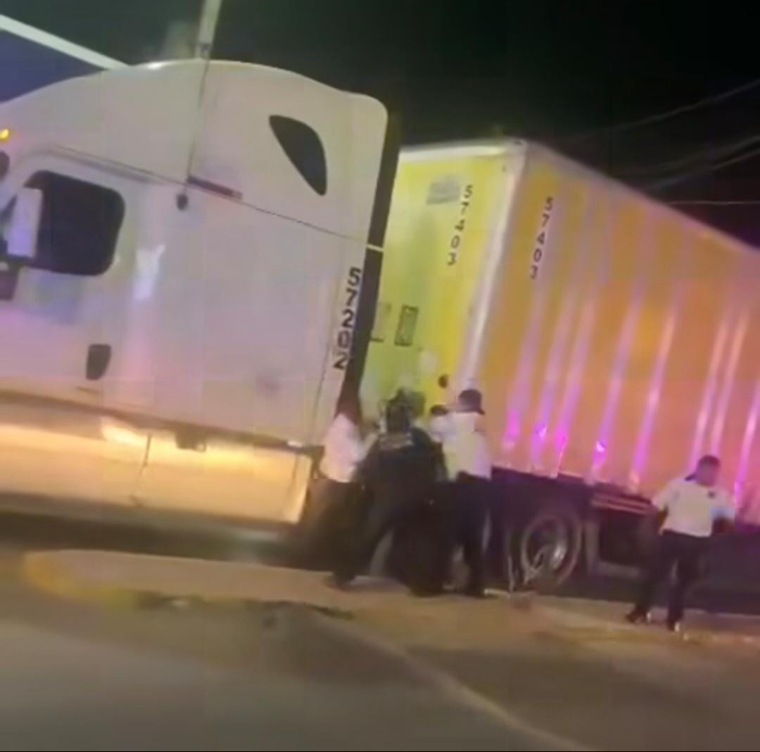 Trailero ebrio causa destrozos y es detenido en Champotón