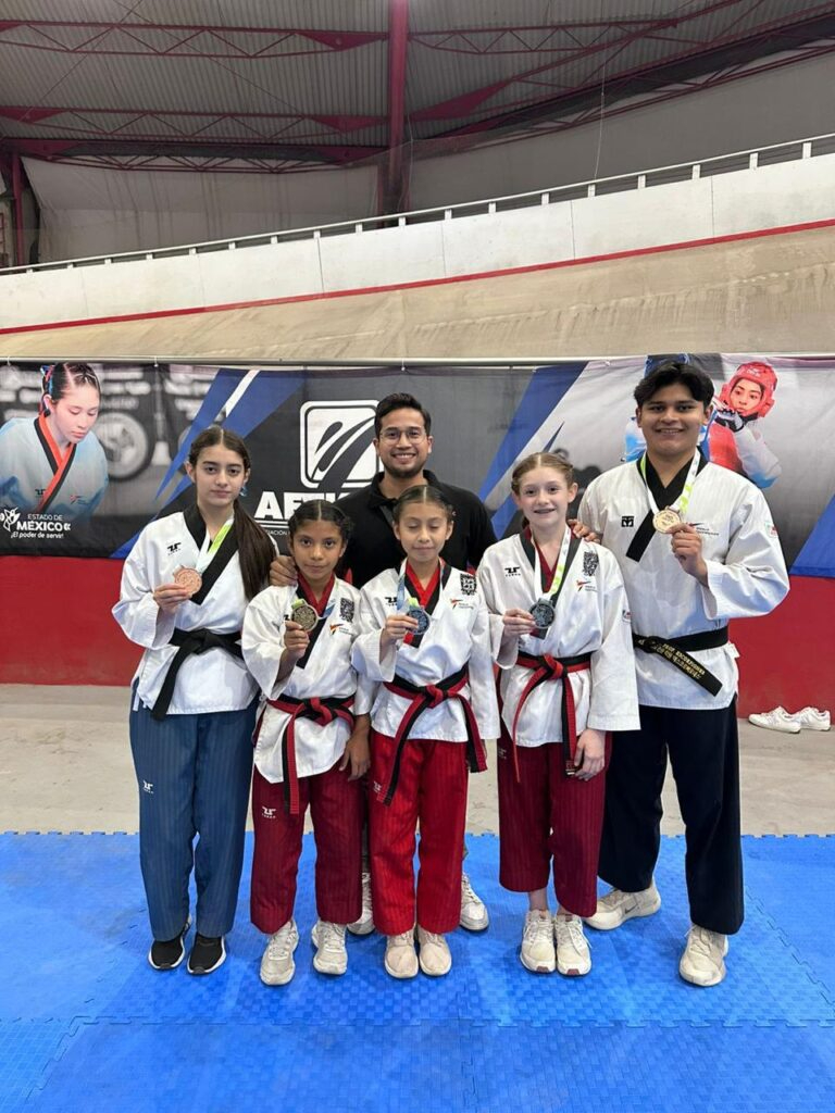 El equipo femenil cadete ganó la medalla de oro en la categoría de tercia. El equipo femenil cadete ganó la medalla de oro en la categoría de tercia.