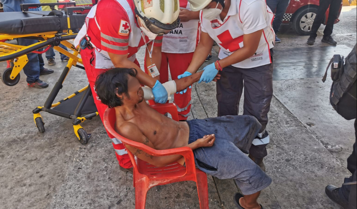 "El Greñas" resultó herido de gravedad con una varilla incrustada en el brazo. "El Greñas" resultó herido de gravedad con una varilla incrustada en el brazo.
