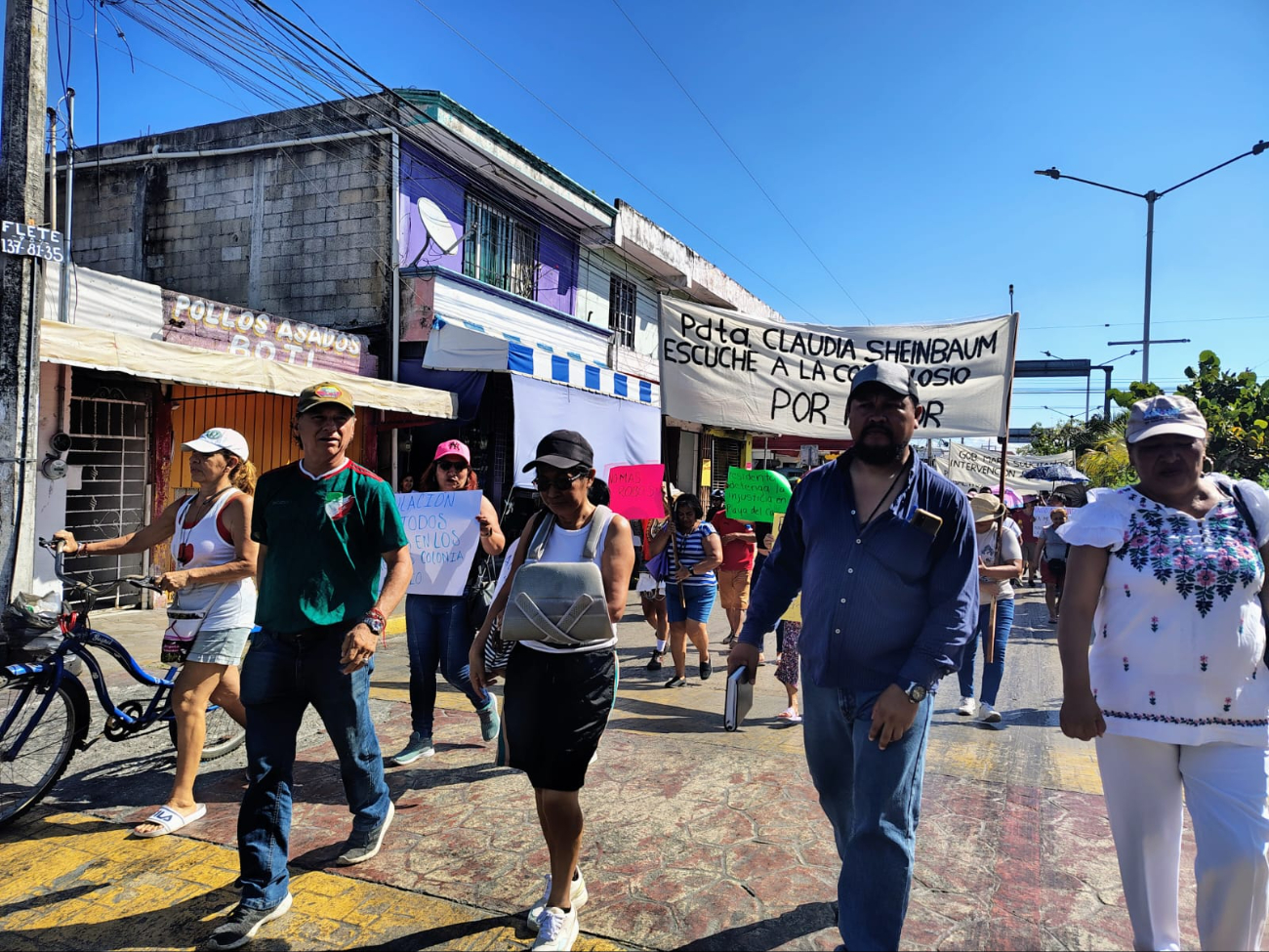 Habitantes de  colonias en Playa del Carmen se manifiestan frente a oficinas de la SEDETU  por títulos de propiedad